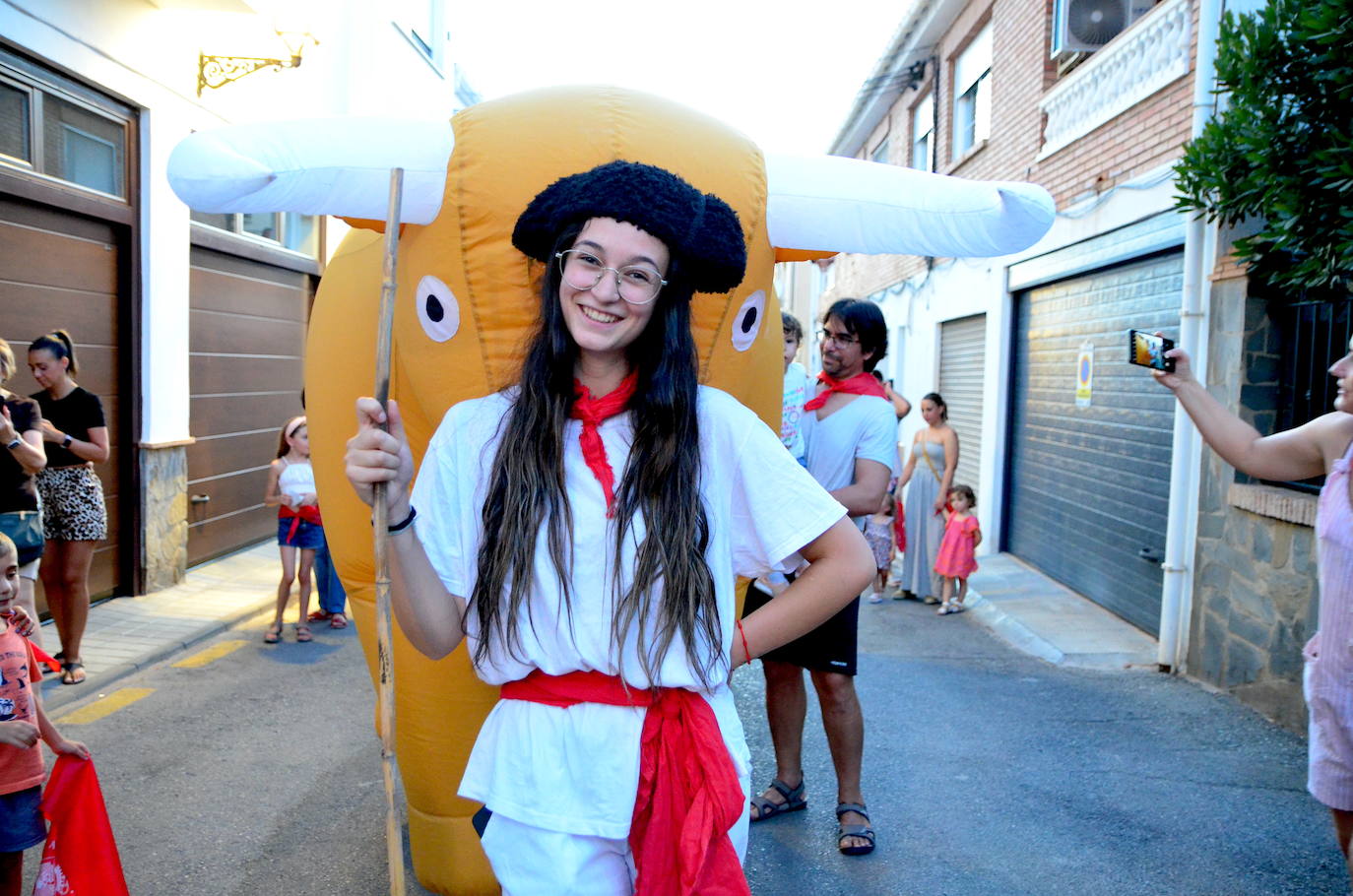 Huétor Vega vibra con su particular encierro de 'toros'