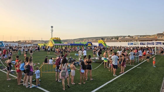 Aventura Loca: 24 hinchables y zumba en el campo de fútbol de Huétor Vega