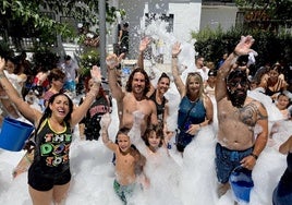 La fiesta del agua y la espuma refresca Huétor Vega