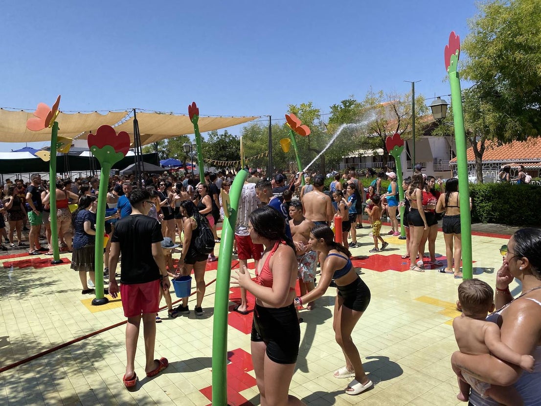 La fiesta del agua y la espuma refresca Huétor Vega