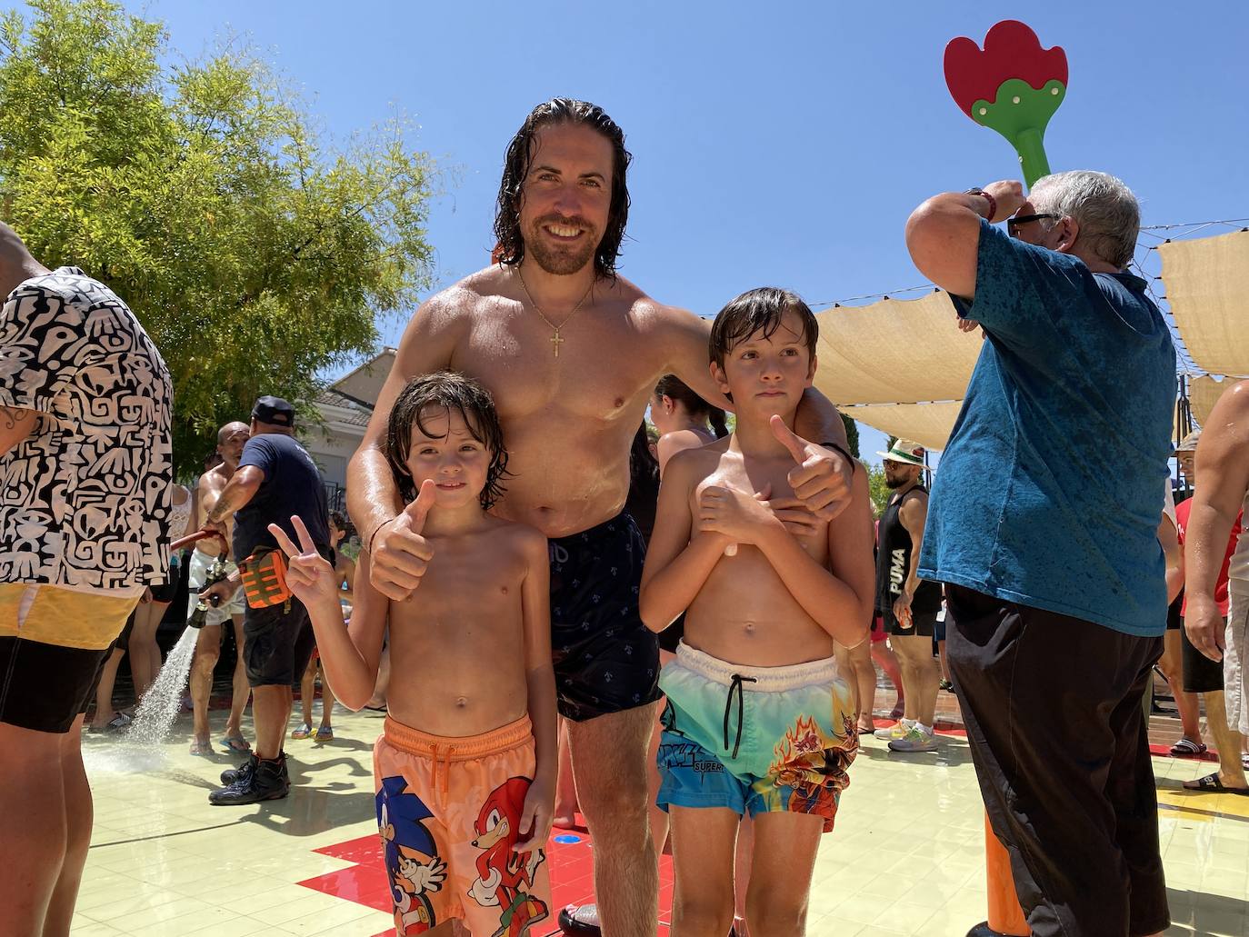 La fiesta del agua y la espuma refresca Huétor Vega