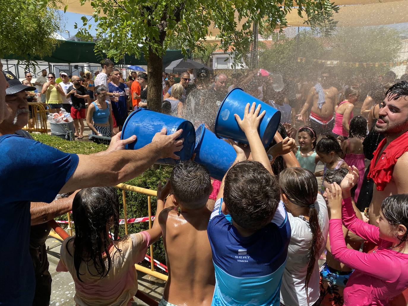La fiesta del agua y la espuma refresca Huétor Vega