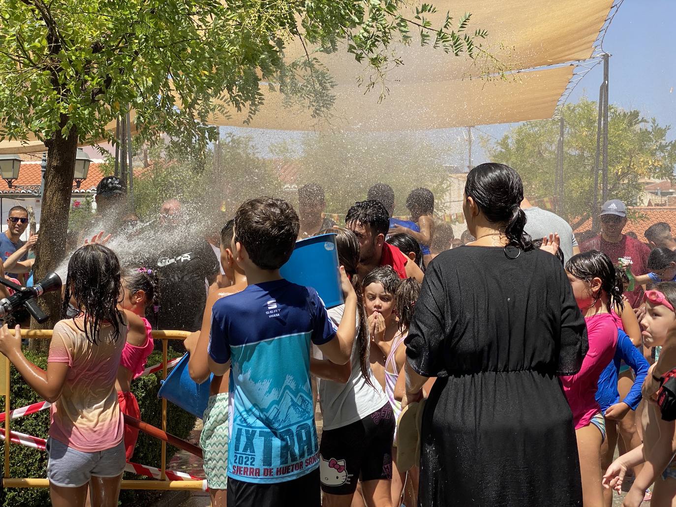 La fiesta del agua y la espuma refresca Huétor Vega