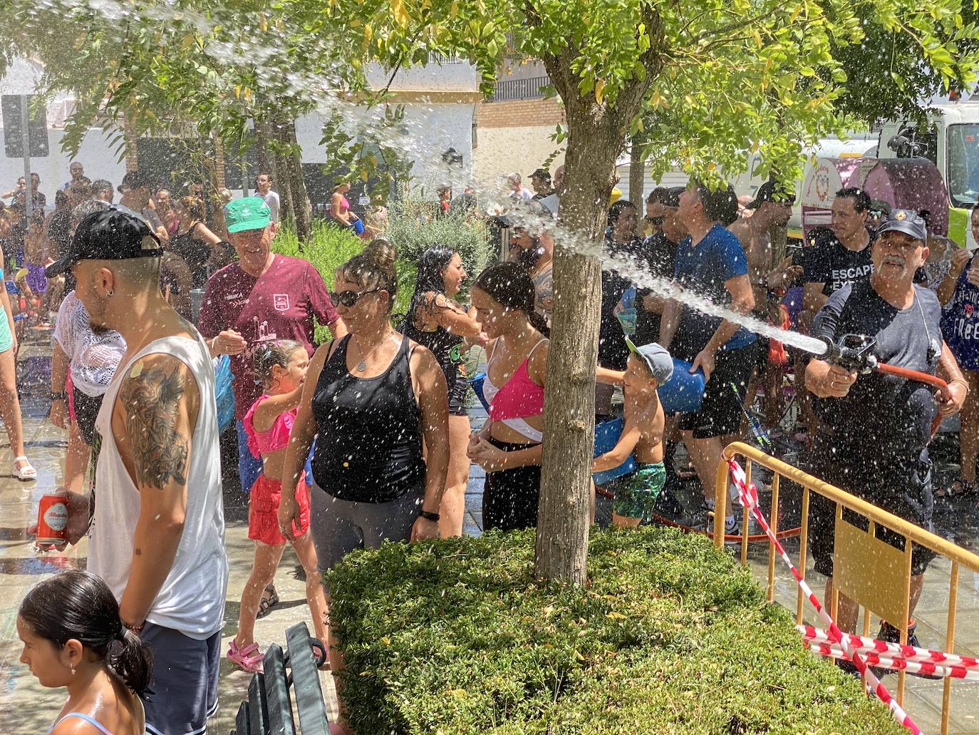 La fiesta del agua y la espuma refresca Huétor Vega