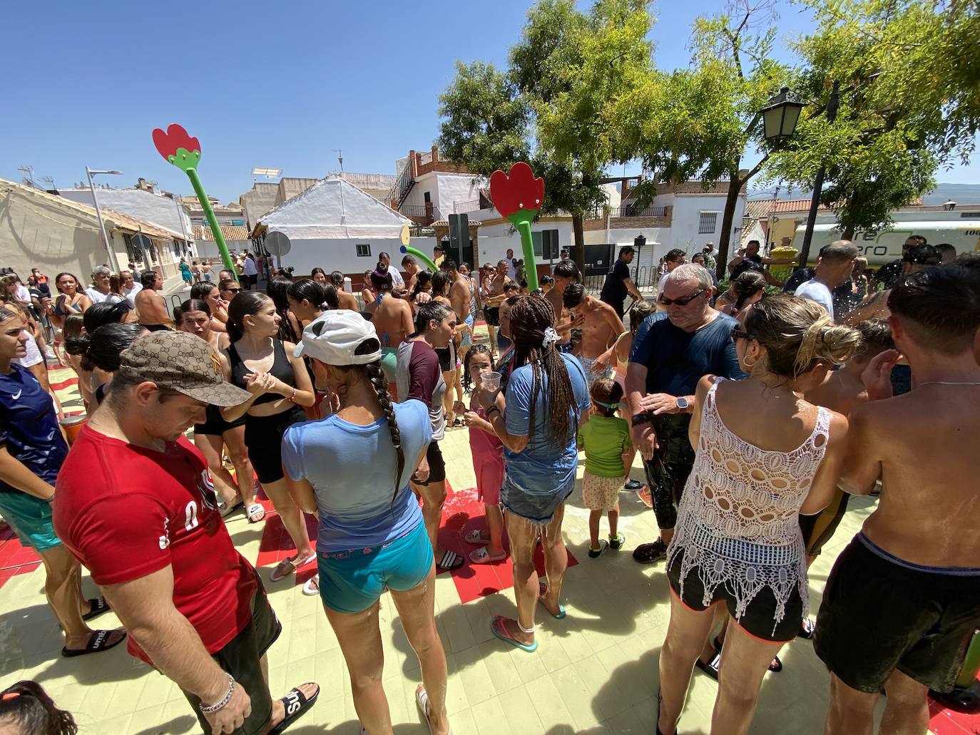 La fiesta del agua y la espuma refresca Huétor Vega