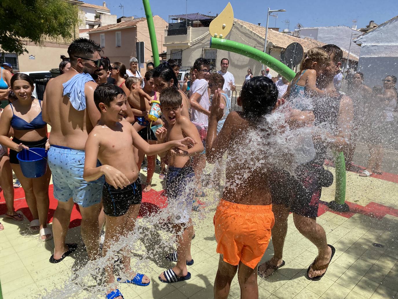 La fiesta del agua y la espuma refresca Huétor Vega