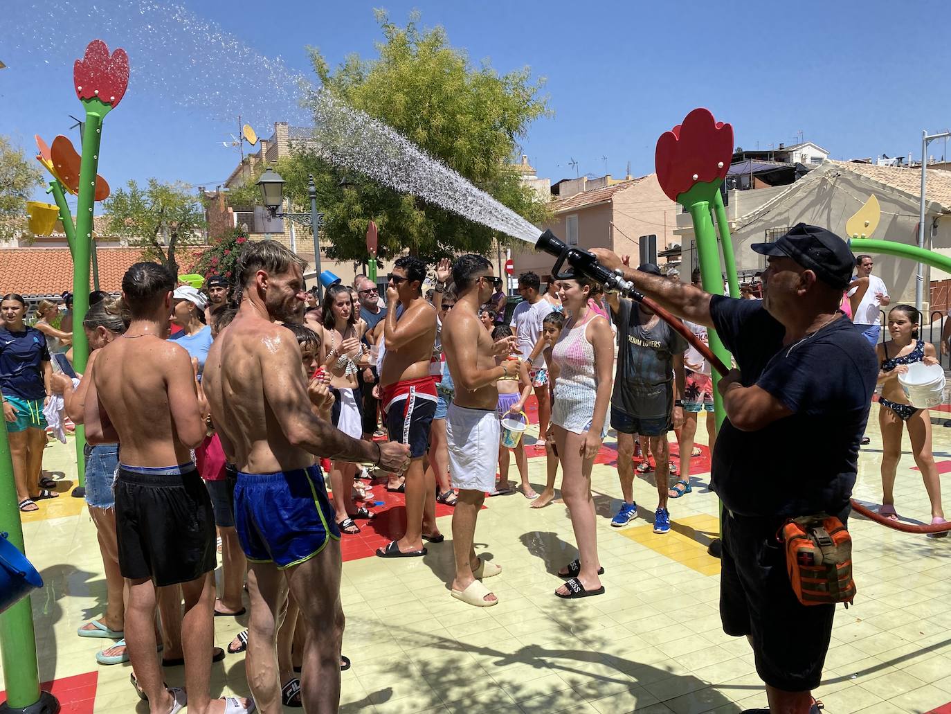La fiesta del agua y la espuma refresca Huétor Vega