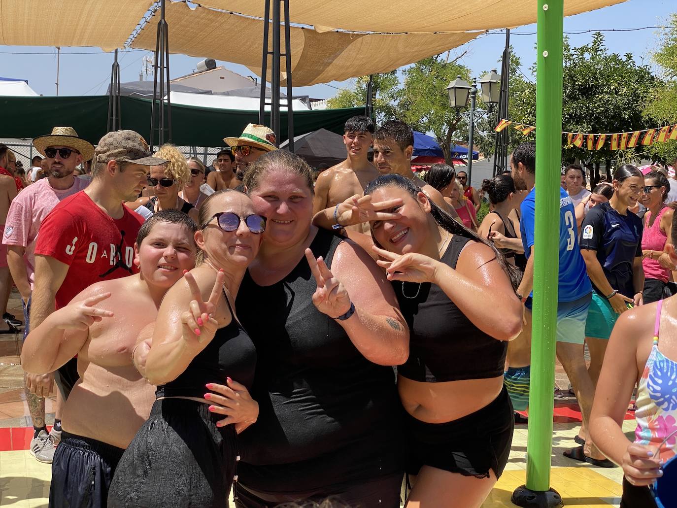 La fiesta del agua y la espuma refresca Huétor Vega