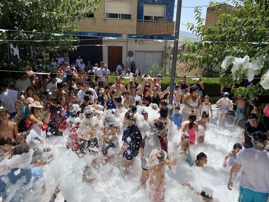 La fiesta del agua y la espuma refresca Huétor Vega