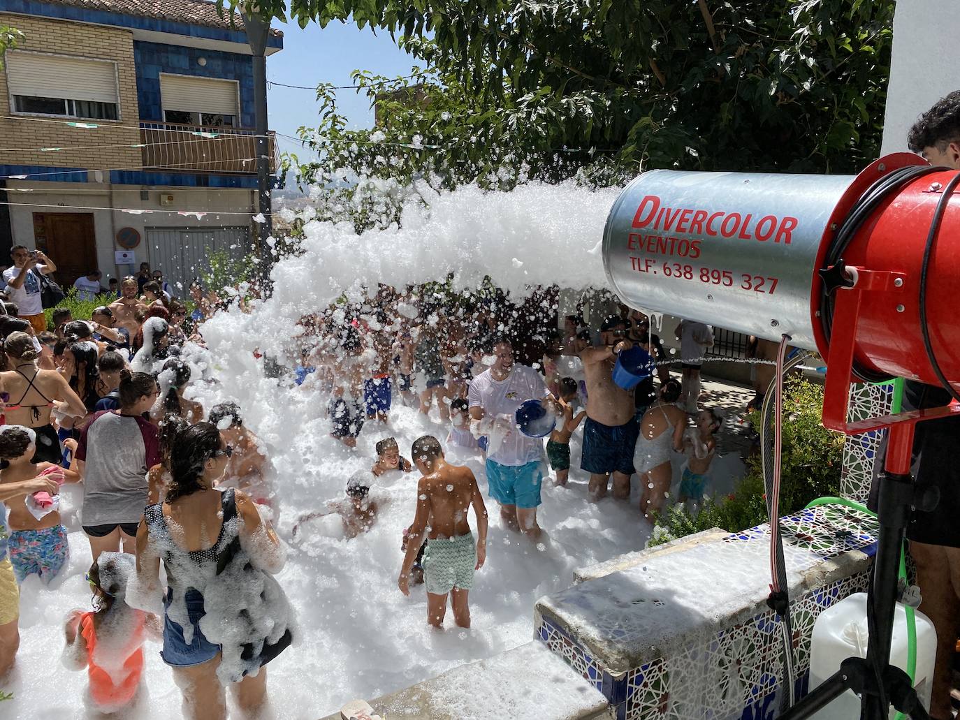 La fiesta del agua y la espuma refresca Huétor Vega