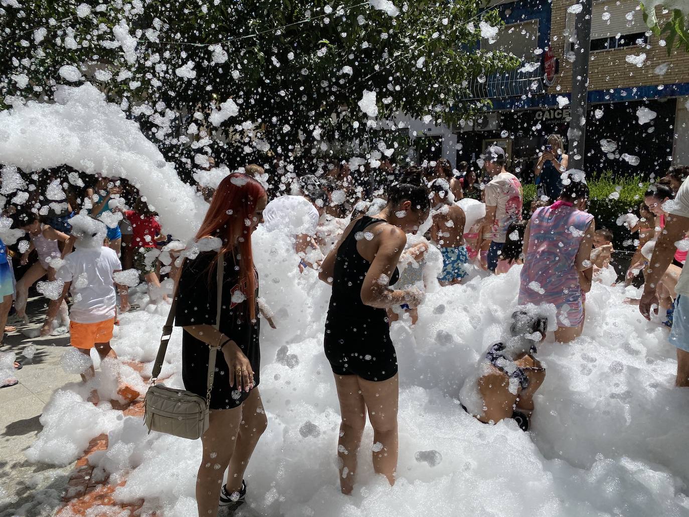 La fiesta del agua y la espuma refresca Huétor Vega