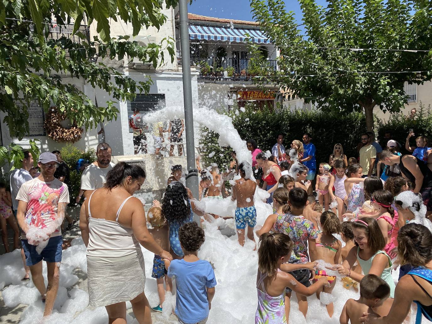 La fiesta del agua y la espuma refresca Huétor Vega