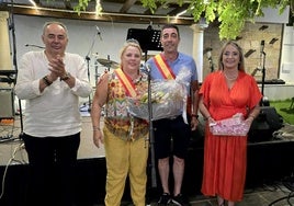 Los 'reyes carrozas', Mari Carmen y Miguel Ángel, con el alcalde, Mario del Paso, y la concejala de Fiestas, Carolina Higueras.