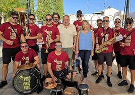 La Charanga Vaso Largo, con el alcalde y la concejala de Fiestas de Huétor Vega.