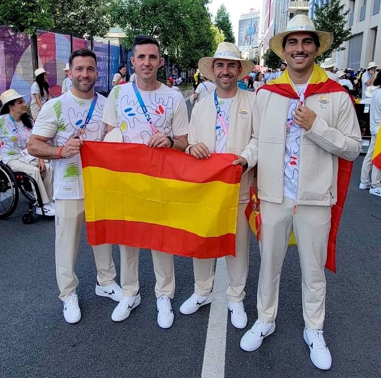Expedición granadina en los Juegos Paralímpicos de París, con el entrenador hueteño a la izquierda.