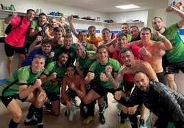 Fiesta verdinegra en el vestuario de Las Viñas tras el estreno con goleada ante el Málaga City.