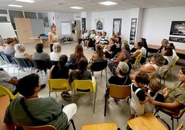 La charla, ayer en el Centro Social La Nava.