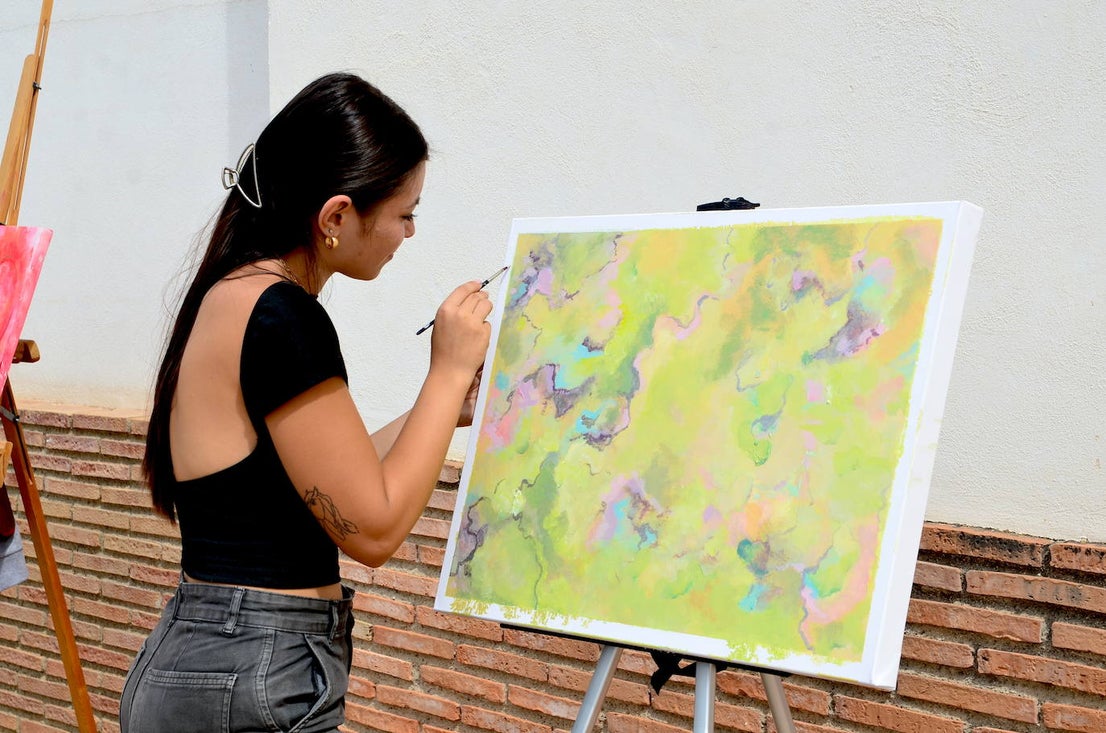 Así ha sido la quinta edición del concurso de pintura rápida abstracta de Huétor Vega