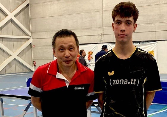 He Zhi Wen, alias 'Juanito', con Hugo Urquízar en el Memorial de Ángela Ortiz.