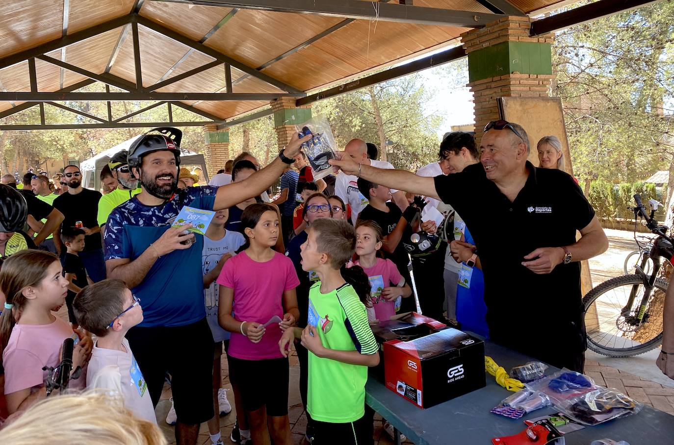 Barbacoa sobre ruedas en el Parque de los Pinos de Huétor Vega