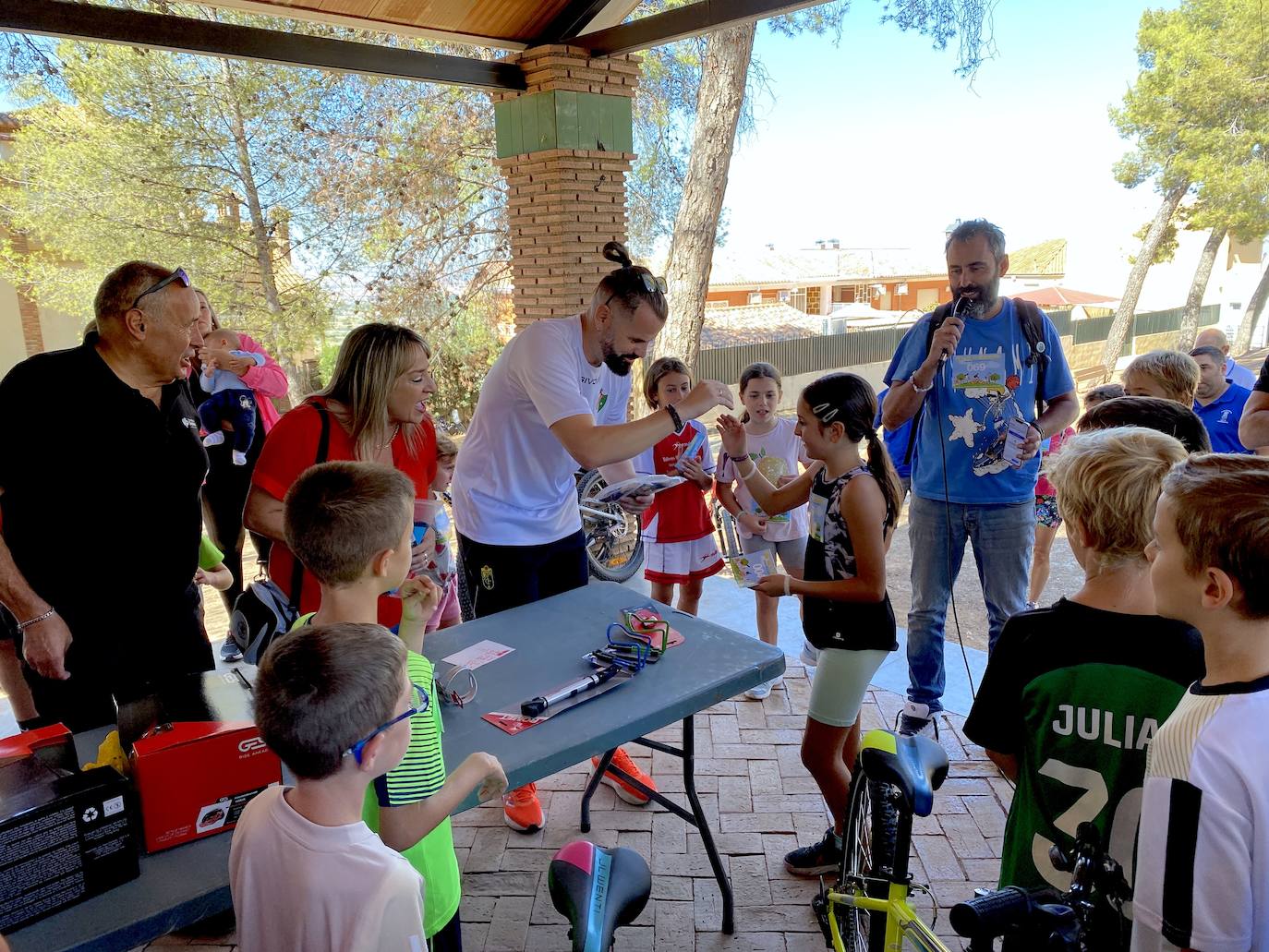 Barbacoa sobre ruedas en el Parque de los Pinos de Huétor Vega