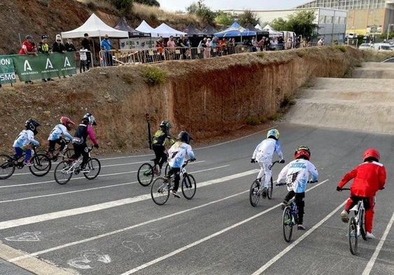 Una de las pruebas andaluzas en el Circuito Municipal de BMX de Huétor Vega.