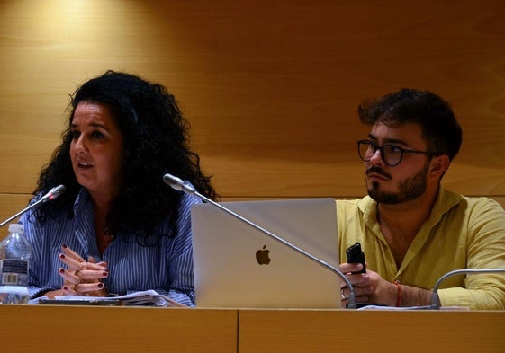 Elena Duque y Adrián Molina, en el pleno de este lunes en Huétor Vega.