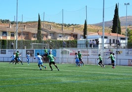 El CD Huétor Vega ronda el área del Atlético Malagueño en Las Viñas.