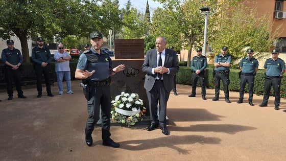 Homenaje en Huétor Vega al agente Arcos en el sexto aniversario de su muerte