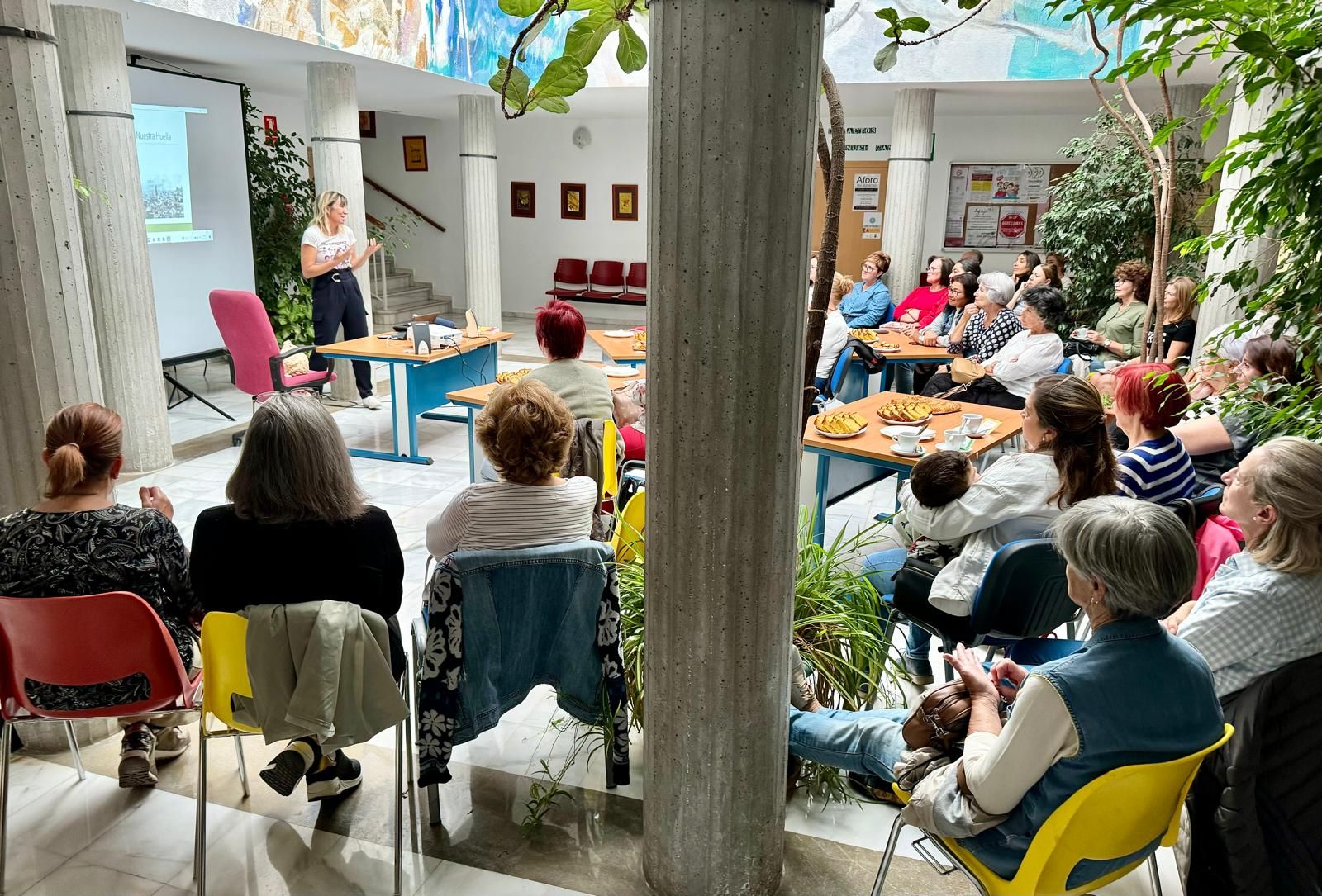 Merienda y tertulia en el Centro Social La Nava de Huétor Vega.