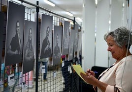 La muestra, visible en una estructura metálica en el Espacio Joven, implica la realización de una 'quiniela' con resultados sorprendentes.
