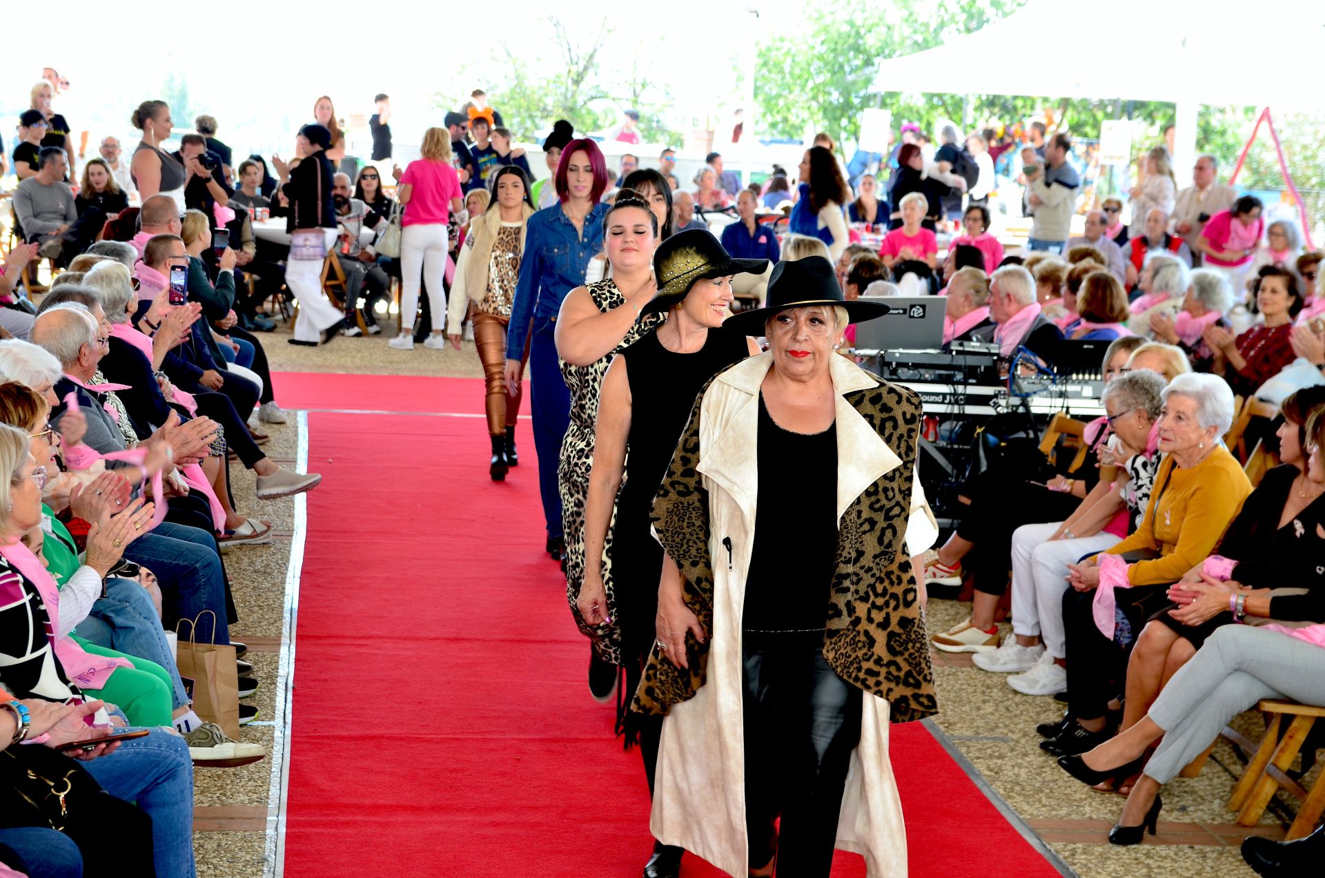 El comercio local de Huétor Vega desfila en su alfombra roja