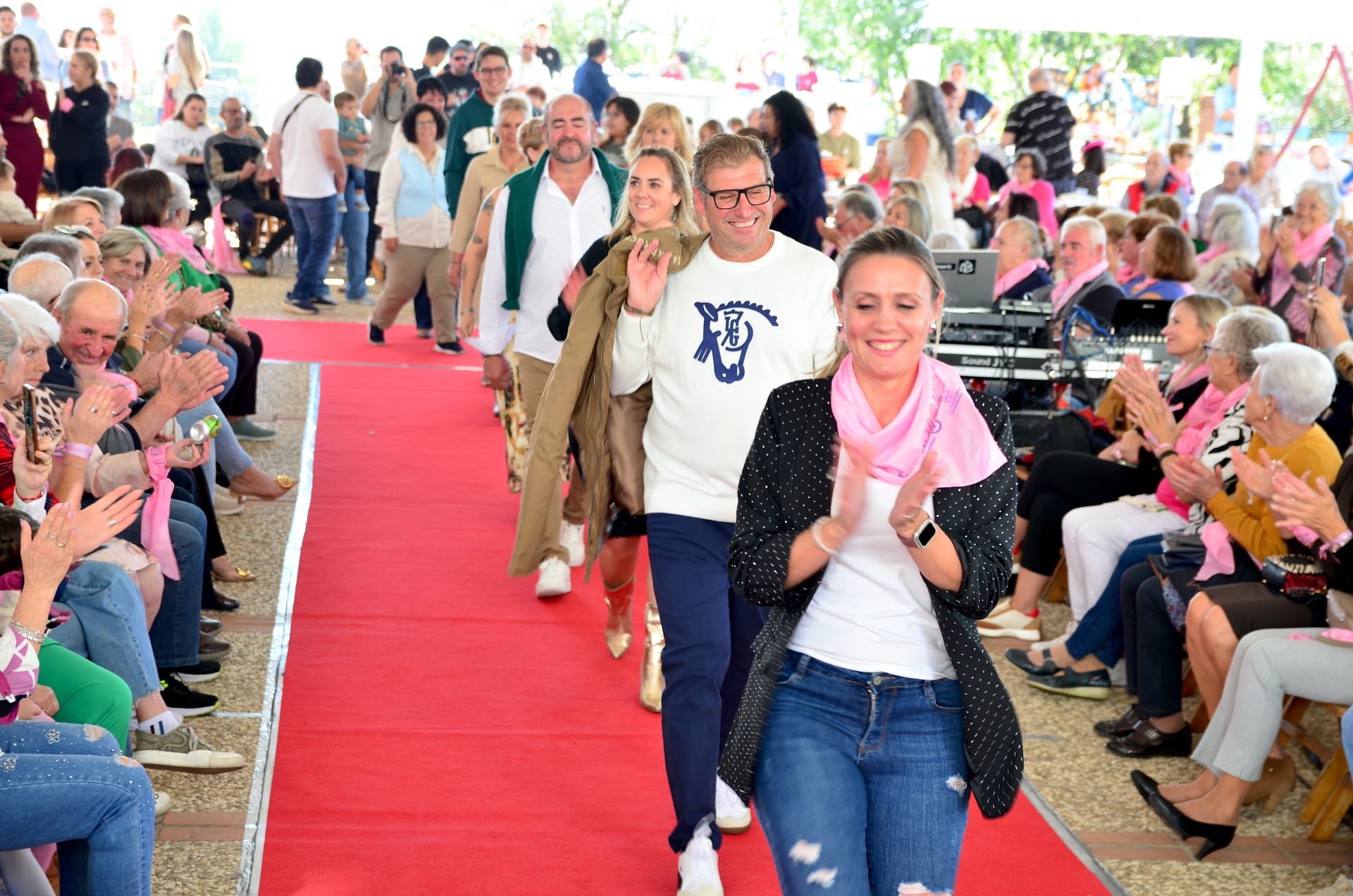 El comercio local de Huétor Vega desfila en su alfombra roja