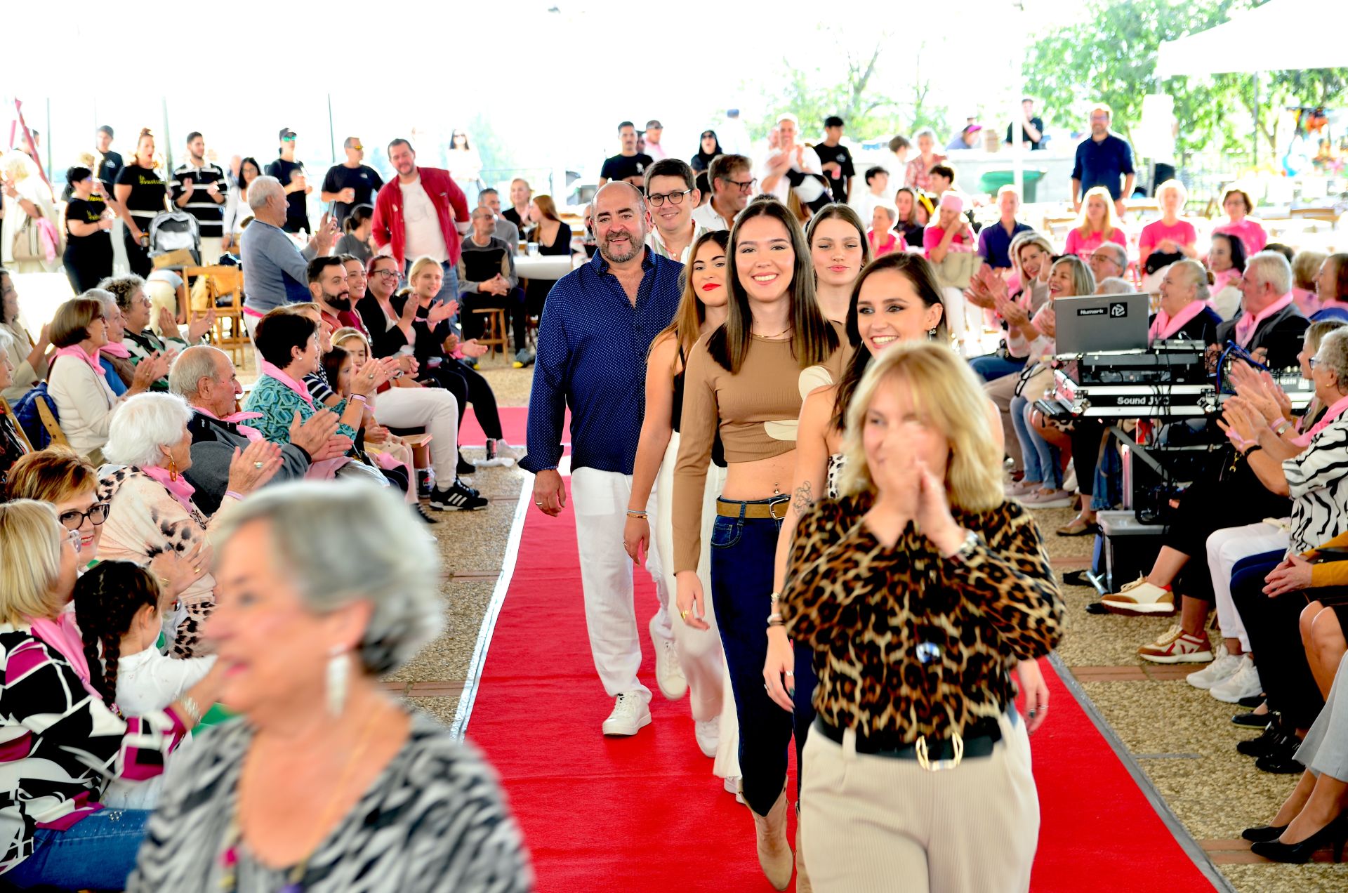 El comercio local de Huétor Vega desfila en su alfombra roja