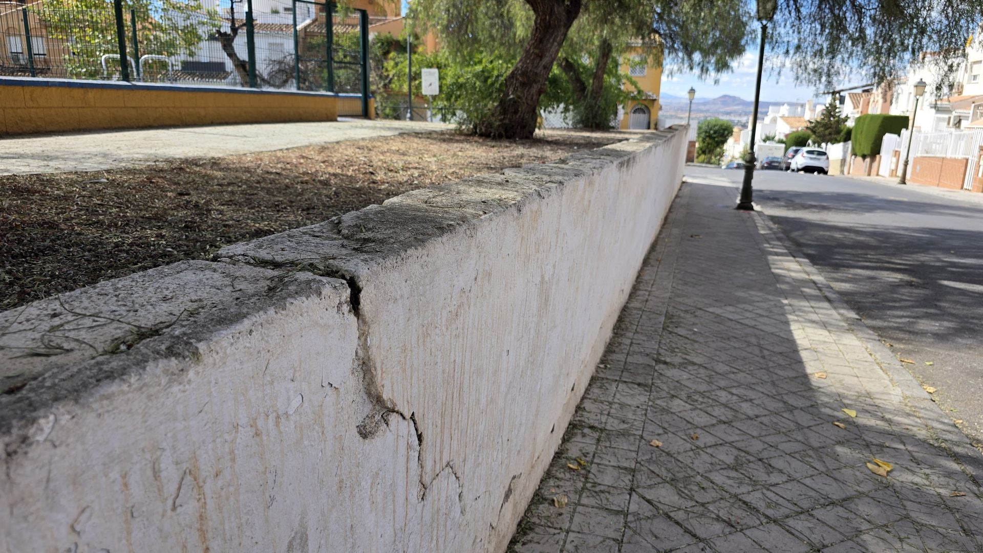 Muro desplazado en la plaza de La Nava.