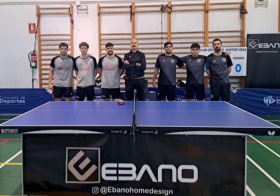 A la derecha, en primer equipo del CD Huétor Vega Tenis de Mesa.