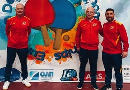 El jugador hueteño Manuel Ruiz, a la izquierda, con la selección española en Grecia.