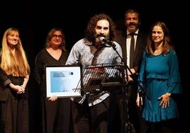 Julián Sánchez, recogiendo el premio en el Teatro Central de Sevilla.