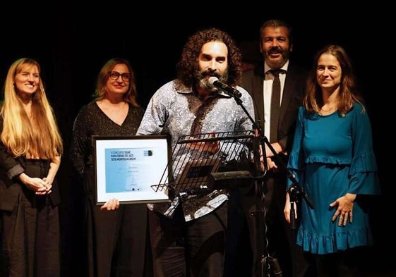 Julián Sánchez, recogiendo el premio en el Teatro Central de Sevilla.