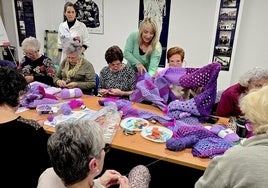 La bufanda, de 34 metros de longitud, se colgará el próximo viernes en el Ayuntamiento de Huétor Vega.