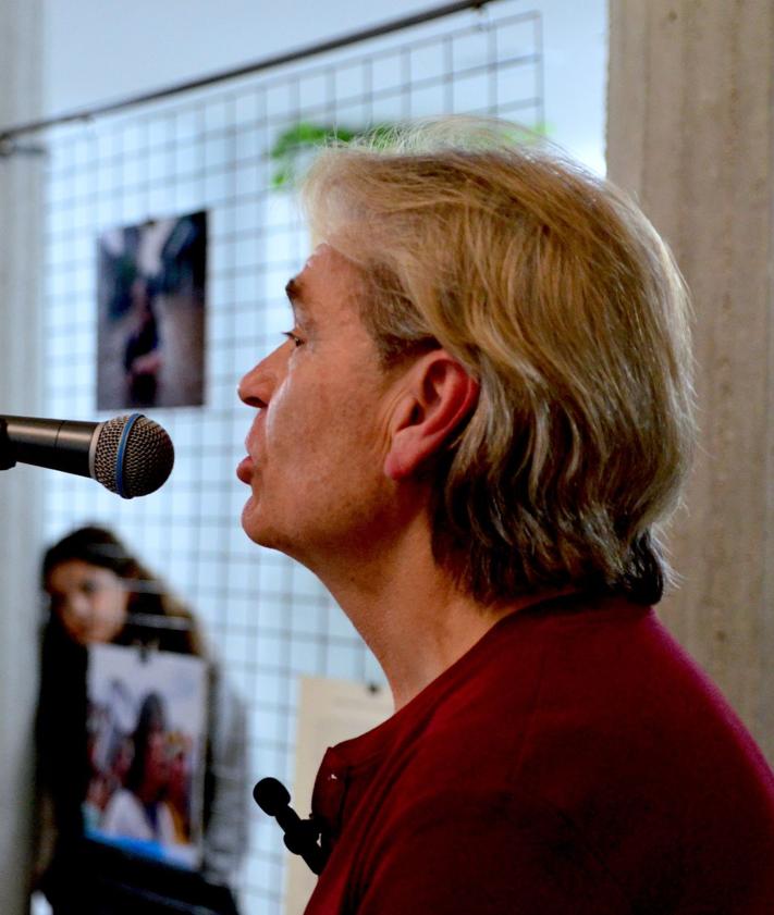 Imagen secundaria 2 - Momentos de la presentación, en el Centro Social La Nava de Huétor Vega.