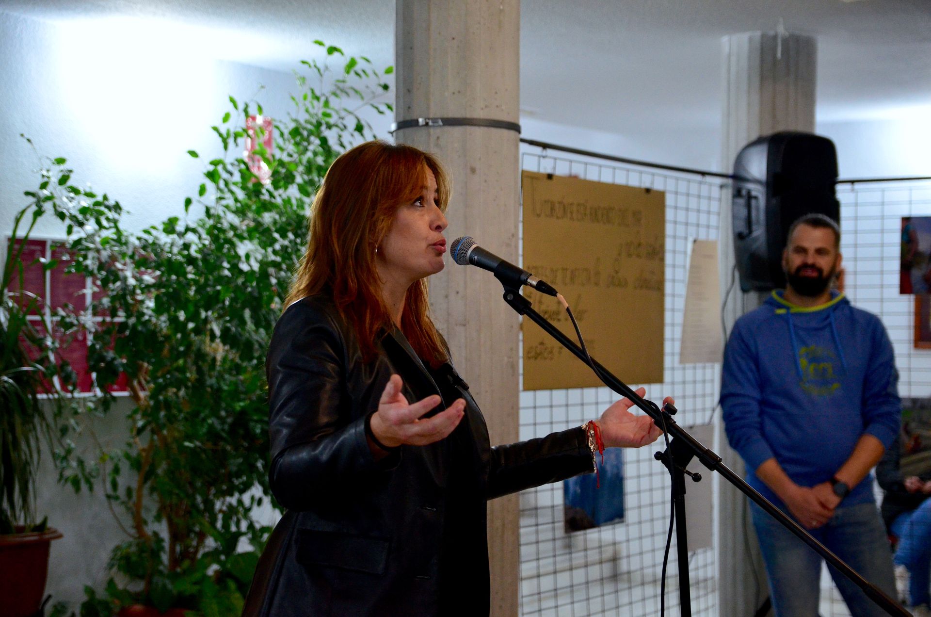 Sandra Morales, voz de la Blues Band de Granada, cantando en la presentación.