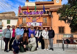 Una bufanda gigante reivindica el 25N en el Ayuntamiento de Huétor Vega