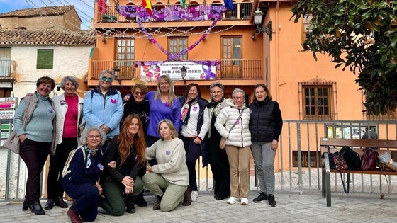 Una bufanda gigante reivindica el 25N en el Ayuntamiento de Huétor Vega