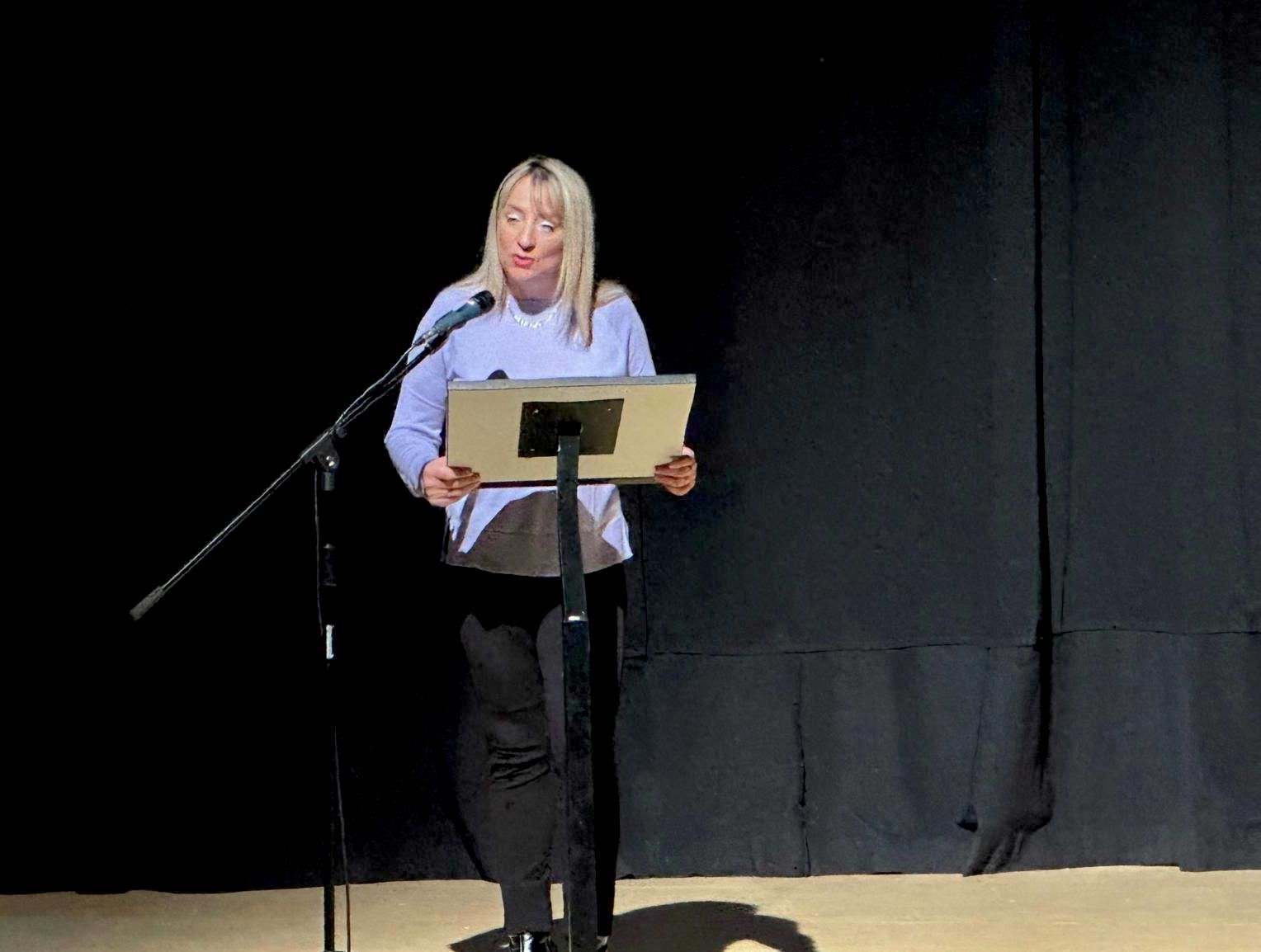 Carolina Higueras, concejala de Igualdad, lee el manifiesto del 25N.