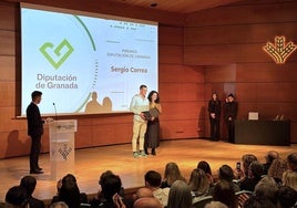 Sergio Correa recibe el reconocimiento en la ceremonia.