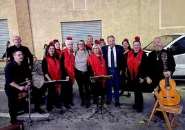 La concejala de Comercio, Soledad Enríquez, y el alcalde, Mario del Paso, con el Coro Rociero Virgen del Rosario.