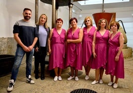 La concejala de Igualdad de Huétor Vega, Carolina Higueras, con el grupo teatral Amindra.