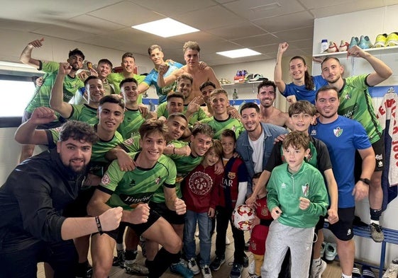 Celebración del CD Huétor Vega en el interior del vestuario en Las Viñas.