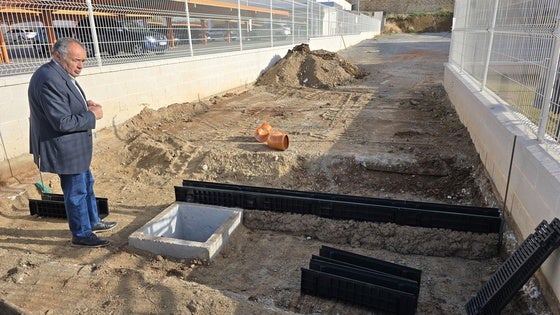 Huétor Vega invierte más de 5.000 euros para evitar la acumulación de agua en una zona de aparcamiento